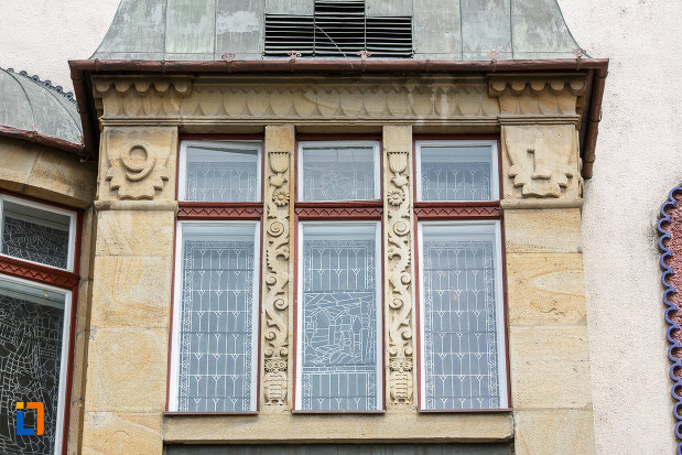 fereastra-tripla-de-la-palatul-culturii-filarmonica-biblioteca-si-muzeul-de-arta-din-targu-mures-judetul-mures.jpg