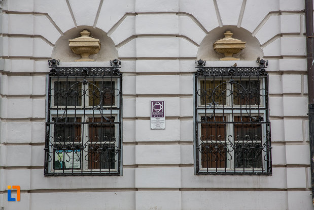 ferestre-cu-gratii-de-la-casa-filek-din-sibiu-judetul-sibiu.jpg