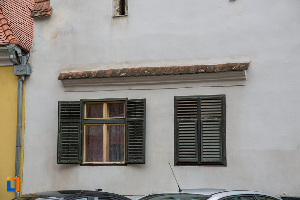 ferestre-cu-obloane-casa-bobel-din-sibiu-judetul-sibiu.jpg