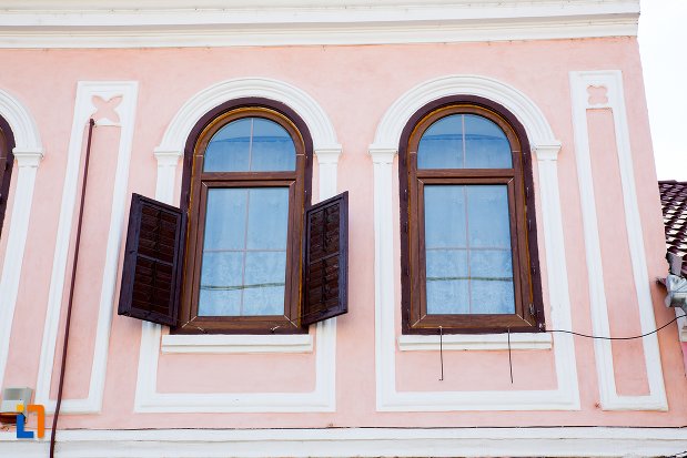 ferestre-cu-obloane-casa-din-rupea-judetul-brasov.jpg