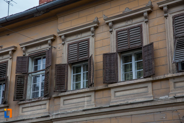 ferestre-cu-obloane-din-lemn-casa-hermann-wagner-1875-din-sibiu-judetul-sibiu.jpg