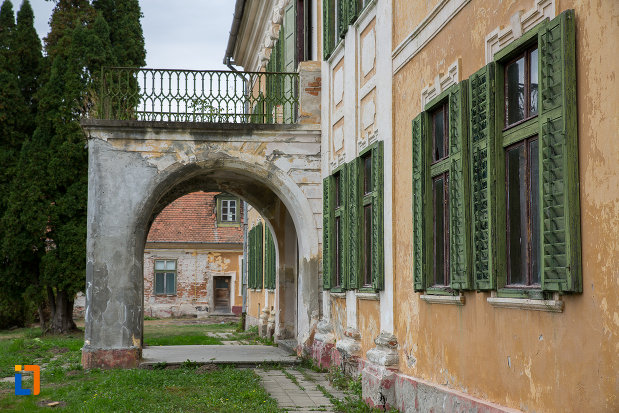 ferestre-cu-obloane-si-balcon-de-la-palatul-de-vara-brukenthal-de-la-avrig-judetul-sibiu.jpg