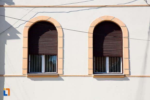 ferestre-de-la-ansamblul-urban-str-teilor-nr-13-din-alba-iulia-judetul-alba.jpg