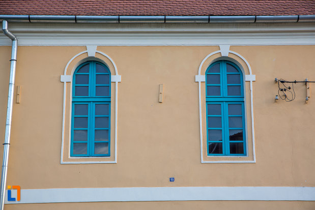 ferestre-de-la-biserica-evanghelica-din-talmaciu-judetul-sibiu.jpg