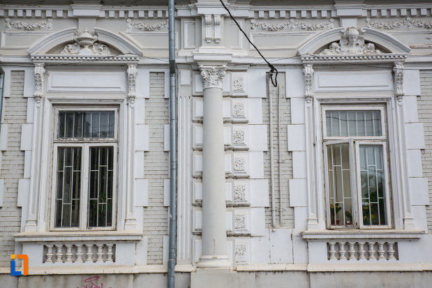 ferestre-de-la-camera-de-comerti-si-industrie-din-tulcea-judetul-tulcea.jpg