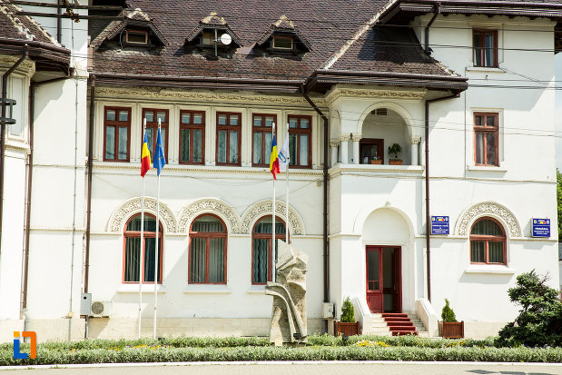 ferestre-de-la-caminul-de-ucenici-al-cooperatiei-mestesugaresti-azi-primaria-din-targu-jiu-judetul-gorj.jpg