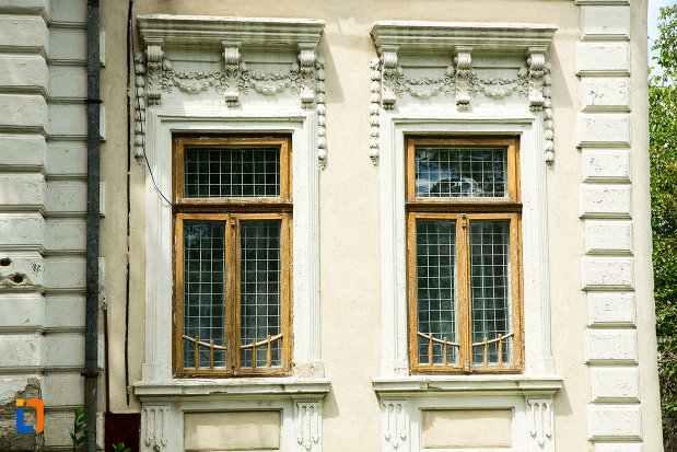 ferestre-de-la-casa-azi-farmacie-din-tecuci-judetul-galati.jpg