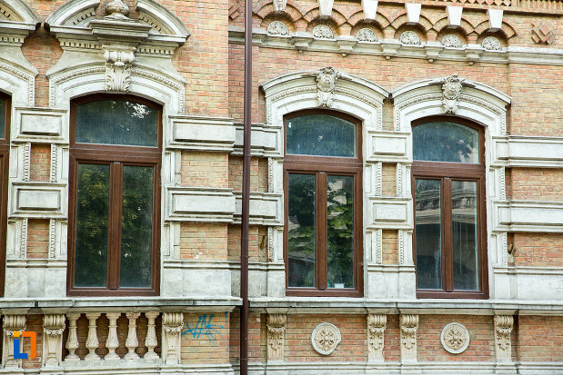 ferestre-de-la-casa-bals-din-galati-judetul-galati.jpg