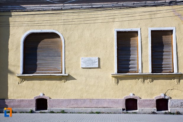 ferestre-de-la-casa-camil-velican-din-alba-iulia-judetul-alba.jpg