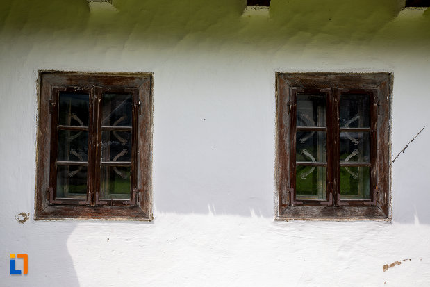 ferestre-de-la-casa-de-lemn-petru-cracana-din-campulung-moldovenesc-judetul-suceava.jpg