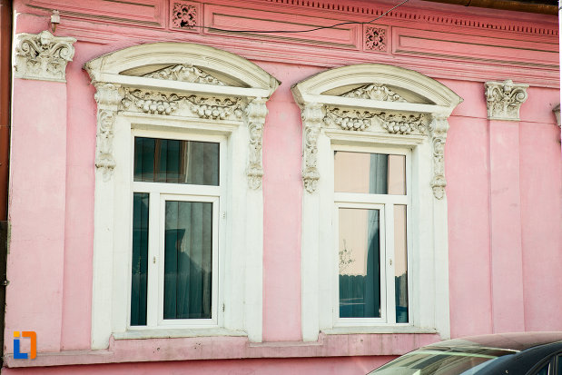 ferestre-de-la-casa-de-negustor-drobeta-turnu-severin-judetul-mehedinti.jpg