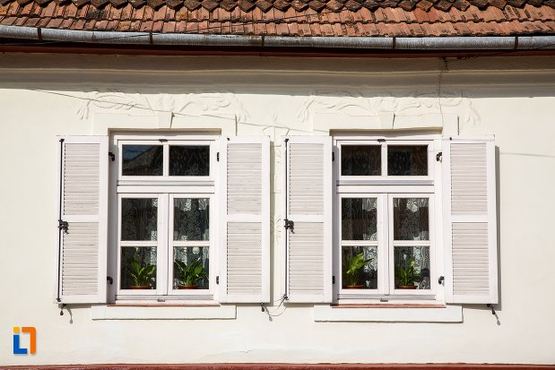 ferestre-de-la-casa-din-str-pietei-nr-75-din-ghimbav-judetul-brasov.jpg