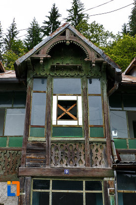 ferestre-de-la-casa-ion-seu-din-azuga-judetul-prahova.jpg