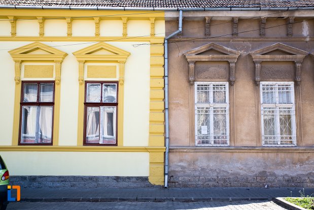 ferestre-de-la-casa-monument-istoric-din-alba-iulia-judetul-alba.jpg