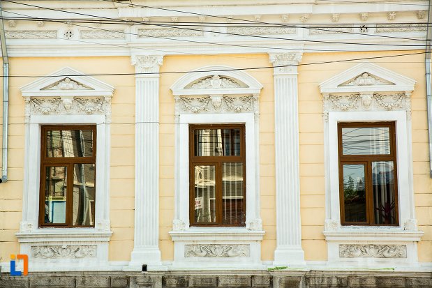 ferestre-de-la-casa-seceleanu-azi-inspectoratul-scolar-din-buzau-judetul-buzau.jpg