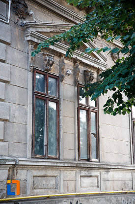 ferestre-de-la-casa-teodor-marinescu-din-alexandria-judetul-teleorman-un-monument-de-arhitectura.jpg