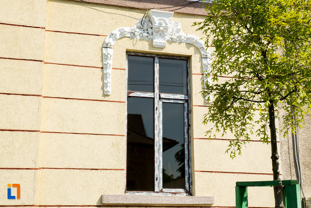 ferestre-de-la-casa-turlacu-aurel-din-drobeta-turnu-severin-judetul-mehedinti.jpg