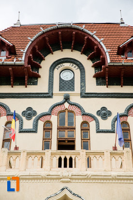 ferestre-de-la-cladirea-primariei-azi-palatul-culturii-din-campulung-muscel-judetul-arges.jpg