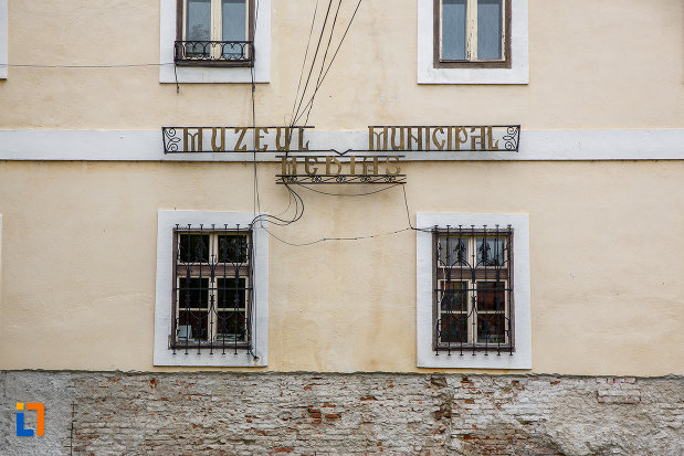 ferestre-de-la-claustrul-fostei-manastiri-franciscane-1815-azi-muzeul-municipal-din-medias-judetul-sibiu.jpg