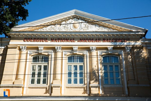 ferestre-de-la-colegiul-national-nicolae-balcescu-din-braila-judetul-braila.jpg