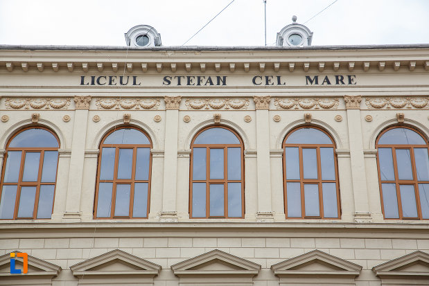 ferestre-de-la-colegiul-national-stefan-cel-mare-1895-din-suceava-judetul-suceava.jpg