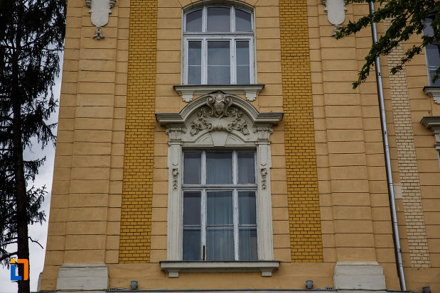 ferestre-de-la-colegiul-natoinal-coriolan-bradiceanu-din-lugoj-judetul-timis.jpg