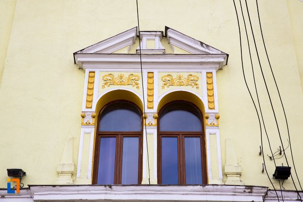 ferestre-de-la-colegiul-tehnic-din-aiud-judetul-alba.jpg