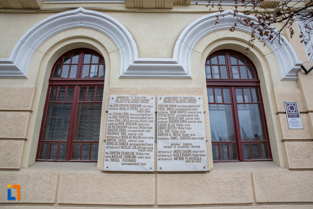 ferestre-de-la-facultatea-de-teologie-ortodoxa-andrei-saguna-din-sibiu-judetul-sibiu.jpg