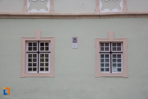 ferestre-de-la-fostul-seminar-iezuit-din-sibiu-judetul-sibiu.jpg
