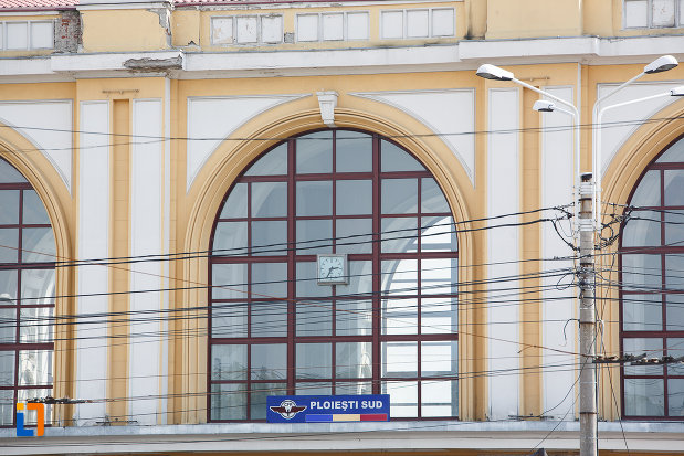 ferestre-de-la-gara-de-sud-din-ploiesti-judetul-prahova.jpg