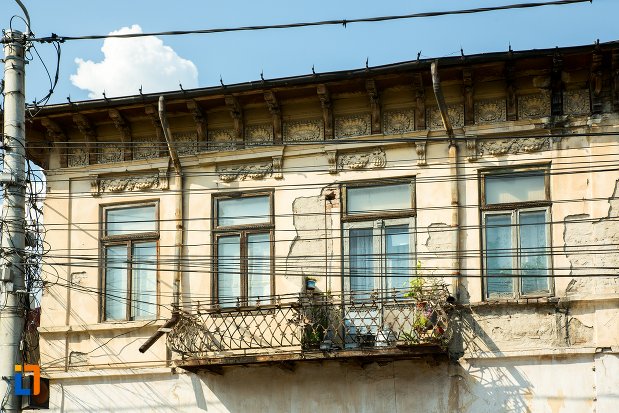 ferestre-de-la-hanul-din-str-marghiloman-din-buzau-judetul-buzau.jpg