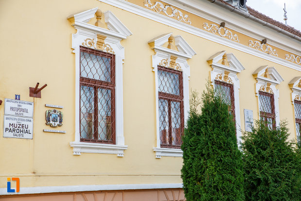 ferestre-de-la-muzeul-parohial-din-saliste-judetul-sibiu.jpg