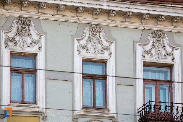 ferestre-de-la-palatul-elian-din-cluj-napoca-judetul-cluj.jpg