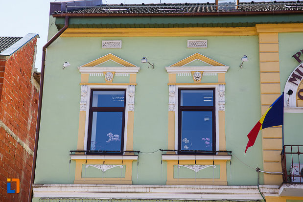 ferestre-de-la-primaria-din-orastie-judetul-hunedoara.jpg