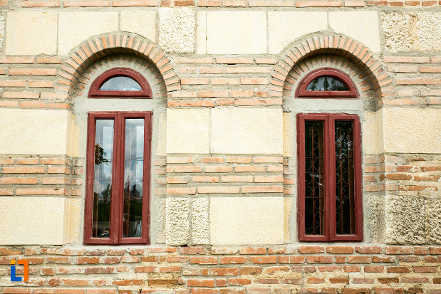 ferestre-de-la-rala-din-biserica-biserica-intrarea-in-biserica-a-maicii-domnului-din-caracal-judetul-olt.jpg