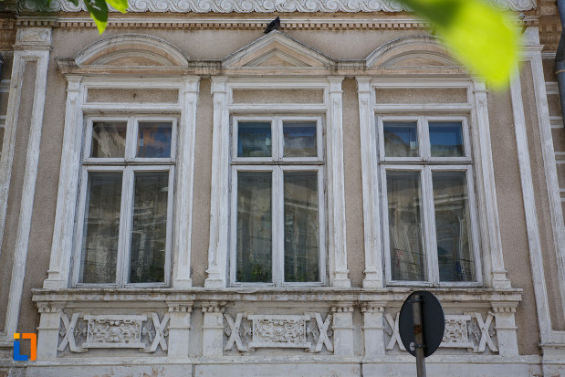 ferestre-de-la-sediul-comenduirii-garnizoanei-tulcea-fosta-banca-dunarii-din-tulcea-judetul-tulcea.jpg