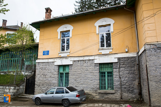 ferestre-de-la-spitalul-orasenesc-azi-casa-de-batrani-din-anina-judetul-caras-severin.jpg
