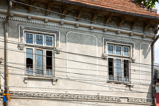 ferestre-din-ansamblul-de-locuinte-cu-pravalii-de-pe-str-bucuresti-nr-163-din-calarasi-judetul-calarasi.jpg