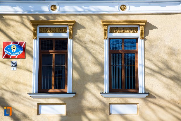 ferestre-din-ansamblul-urban-str-regina-maria-din-alba-iulia-judetul-alba.jpg