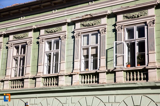 ferestre-ornate-de-la-casa-benkner-din-brasov-judetul-brasov.jpg