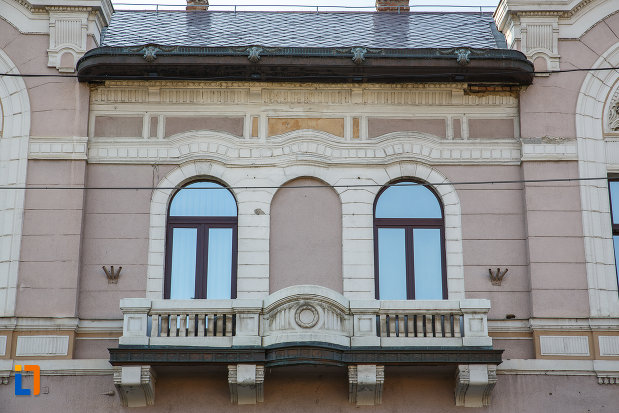 ferestre-si-balcon-de-la-fostul-cazinou-evreiesc-din-targu-mures-judetul-mures.jpg