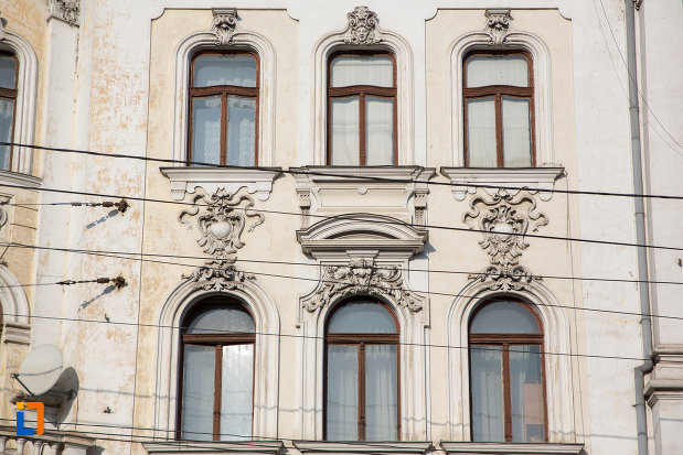 ferestre-si-detalii-de-la-palatul-babos-din-cluj-napoca-judetul-cluj.jpg