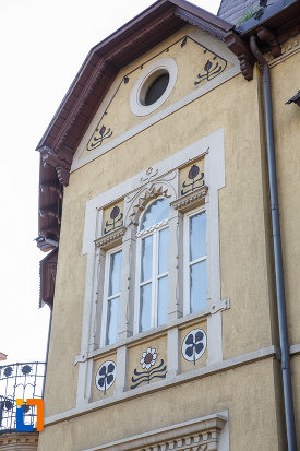 ferestre-si-ornamente-murale-de-la-fosta-banca-agrara-azi-banca-comerciala-din-targu-mures-judetul-mures.jpg