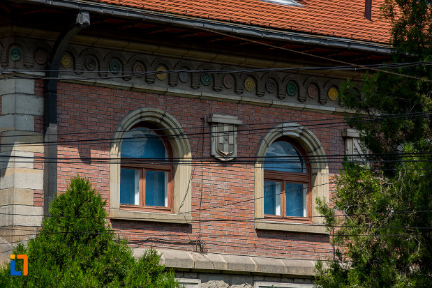 ferestrele-de-la-banca-comerciala-romana-din-campulung-moldovenesc-judetul-suceava.jpg