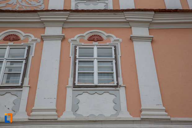 ferestrele-de-la-casa-azi-centrul-cultural-al-luxemburgului-din-sibiu-judetul-sibiu.jpg