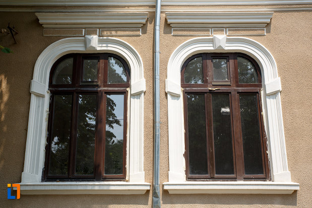 ferestrele-de-la-casa-daia-din-rosiorii-de-vede-judetul-teleorman.jpg