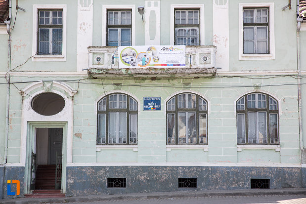 ferestrele-de-la-casa-de-cultura-din-miercurea-sibiului-judetul-sibiu.jpg