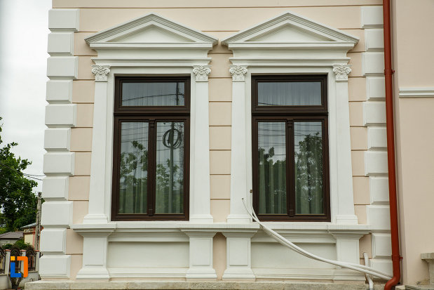ferestrele-de-la-casa-ibraileanu-din-focsani-judetul-vrancea.jpg