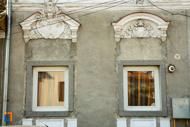 ferestrele-de-la-casa-osman-ecaterina-din-drobeta-turnu-severin-judetul-mehedinti.jpg