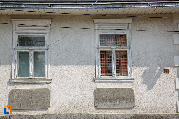 ferestrele-de-la-casa-rosu-din-suceava-judetul-suceava.jpg